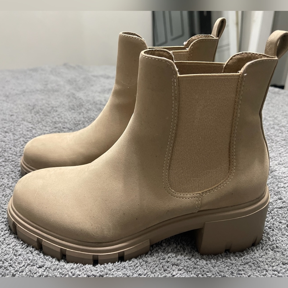 Mia Ivy Lug Sole- Tan-Chelsea Ankle Boots. Size 7 1/2. Used.